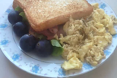 早午餐Brunch：蔬菜培根三明治配奶蛋