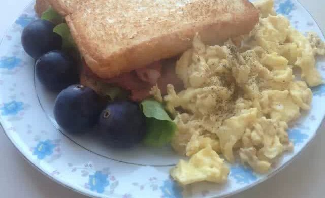 早午餐Brunch：蔬菜培根三明治配奶蛋