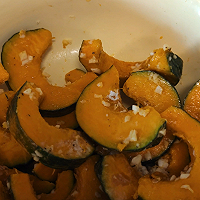法式蒜香烤南瓜 | 香糯低卡的空气炸锅美食来啦的做法图解2