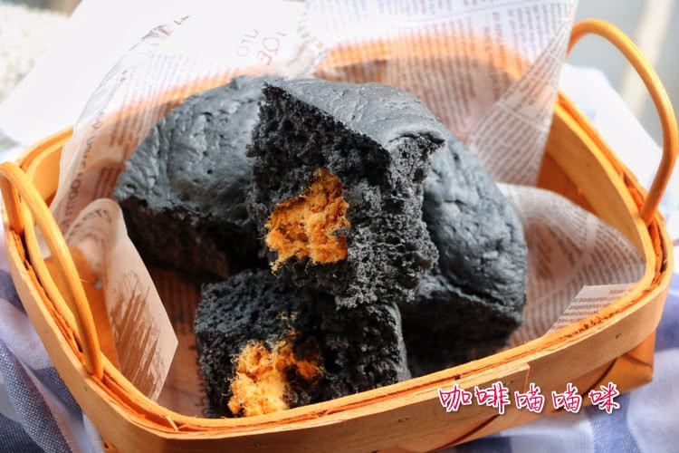 【冷藏发酵】腹黑系列—竹炭肉松面包的做法