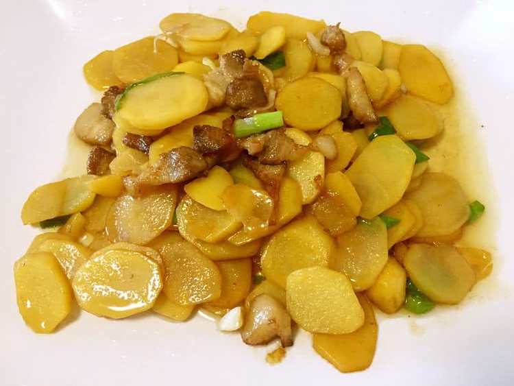 土豆片炒花肉的做法