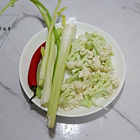 炝炒西芹菜花的做法图解1