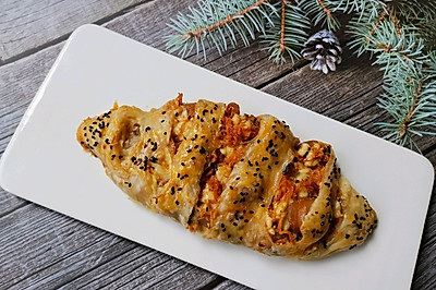手抓饼做【肉松毛毛虫】