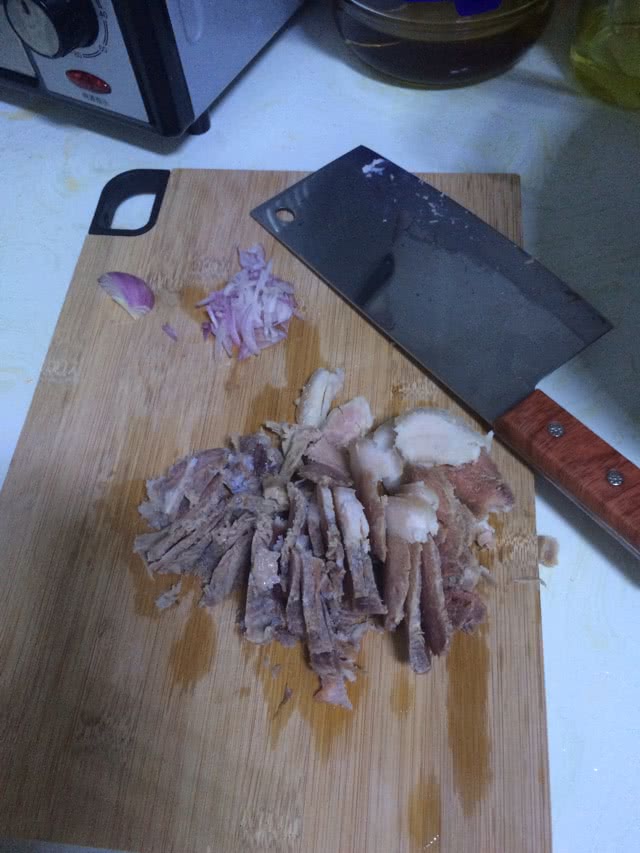 东北酸菜扣肉的做法图解2
