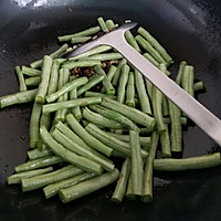 荤素搭配的家常小炒~香菇木耳瘦肉炒豆角的做法图解10