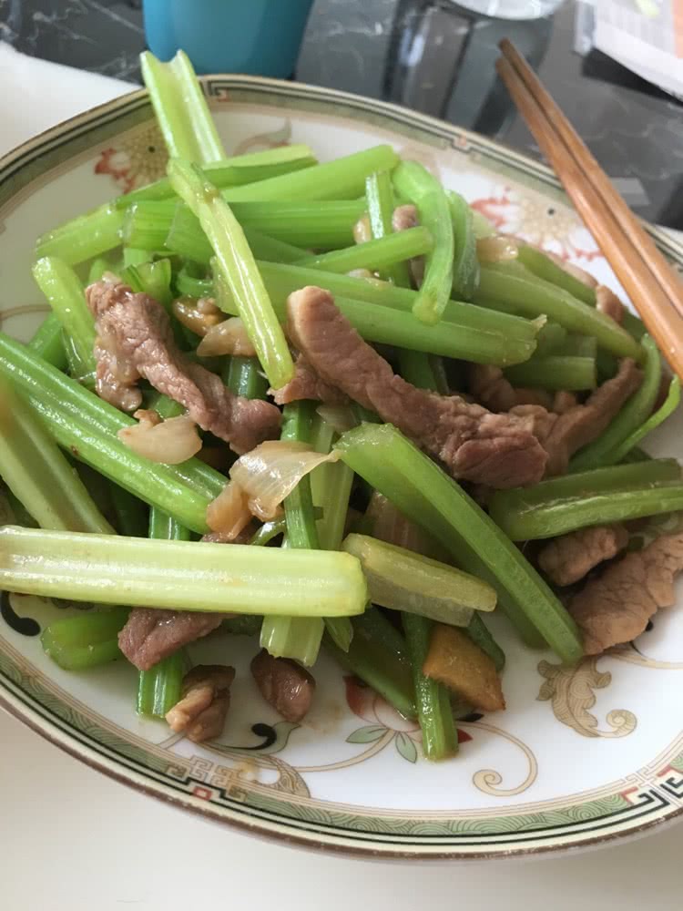 芹菜炒肉（早餐配菜）的做法图解3