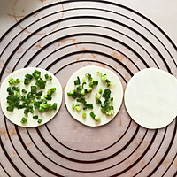 #憋在家里吃什么#饺子皮葱油饼的做法图解5