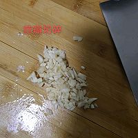 拍黄瓜拌皮蛋的做法图解1