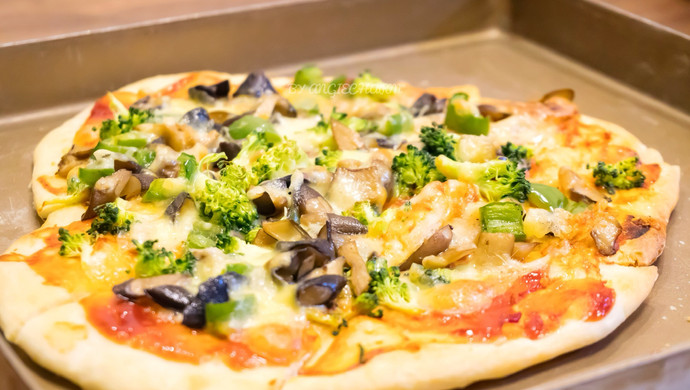 菌菇西兰花脆底披萨