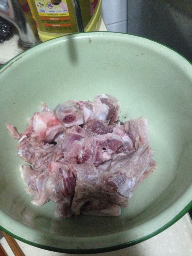 豆腐角焖排骨的做法图解1