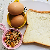 #麦子厨房#小红锅制作宝宝辅食～麦片吐司抱蛋的做法图解1