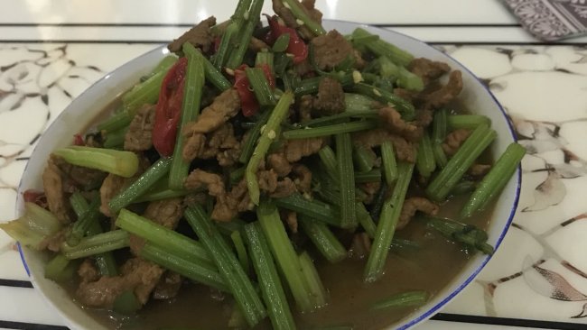 芹菜炒肉的做法