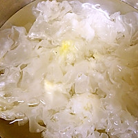 桃胶皂角米银耳羹的做法图解4