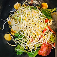 青菜香肠炒方便面的做法图解6