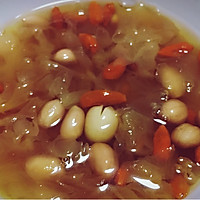 莲子银耳花生枸杞甜品汤的做法图解1