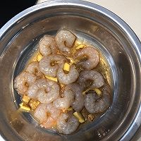 玉米炒虾仁的做法图解1