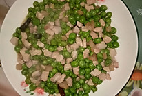 青豌豆炒肉丁的做法