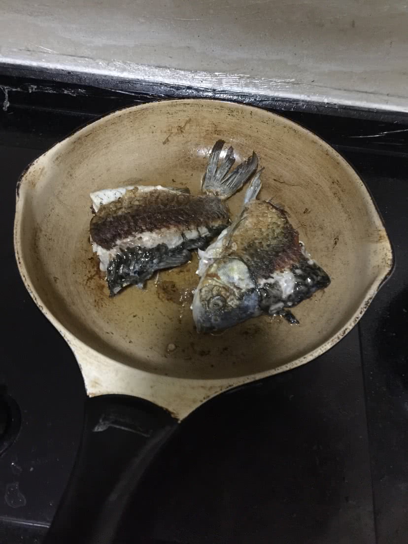 白萝卜丝鲫鱼汤的做法图解2