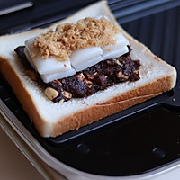 #今天吃什么#元气早餐 | 甜咸兼备的肉松豆沙年糕三明治的做法图解4