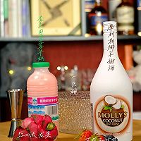 适合闺蜜聚会的鸡尾酒|草莓椰子甜酒的做法图解1