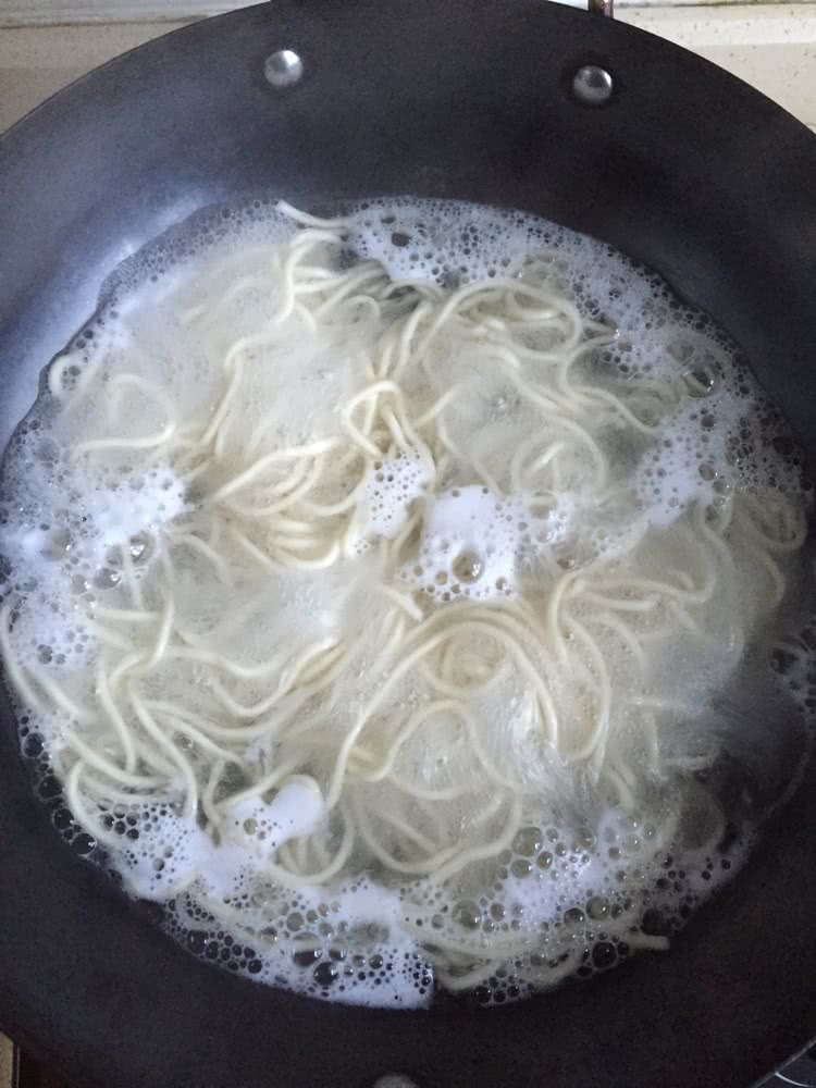 洋葱肉拌面的做法图解1