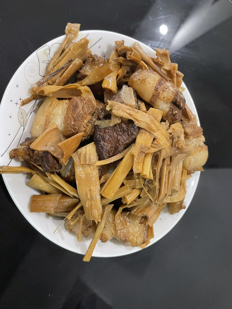 红烧肉炖小竹笋干的做法
