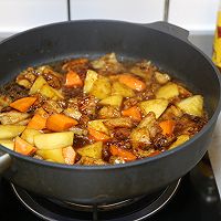 来一碗浓油赤酱的五花肉焖土豆～的做法图解10