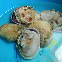 蒜蓉粉丝蒸天鹅蛋的做法图解1