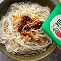 #一勺葱伴侣，成就招牌美味#轻食简单好吃酱拌面的做法图解7