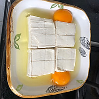 整个鸡蛋蒸豆腐——3分钟懒人菜超简单却好吃的做法图解2