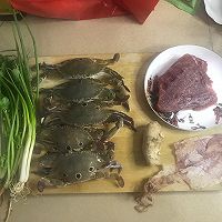梭子蟹鱿鱼瘦肉粥的做法图解1