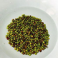 银耳西米绿豆甜汤的做法图解2