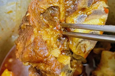 土豆炖牛脊骨