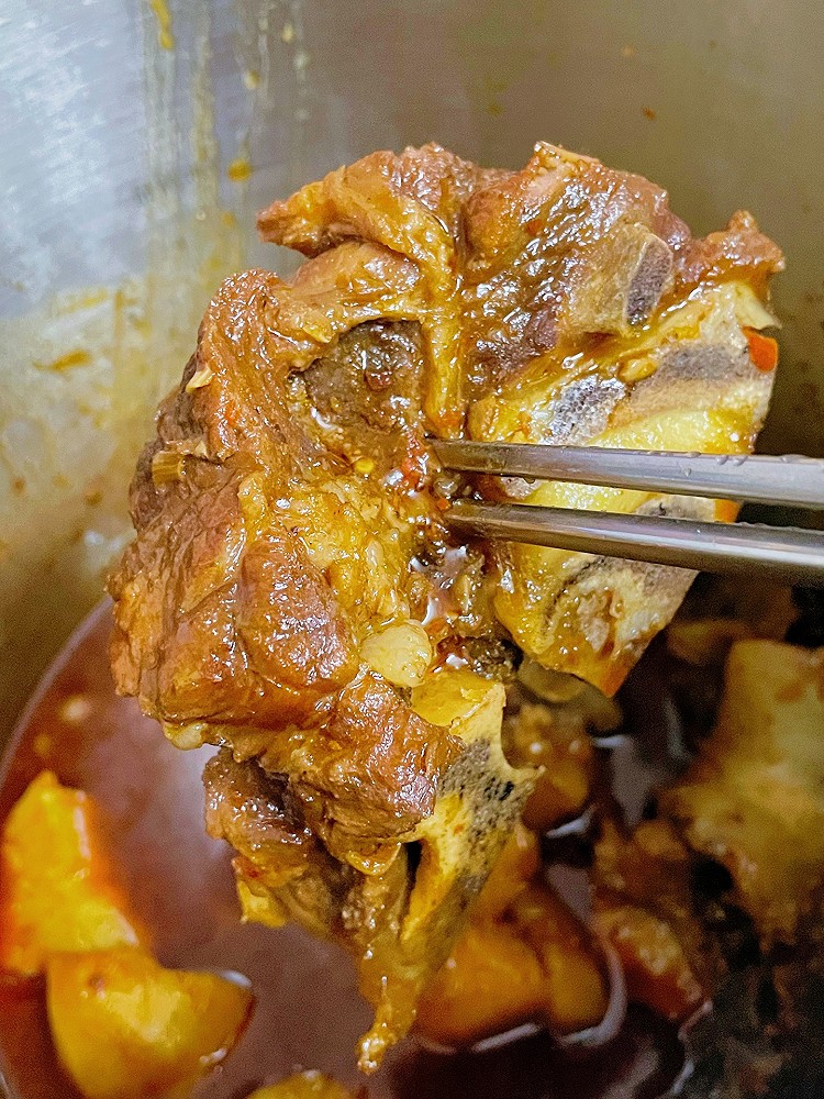 土豆炖牛脊骨的做法