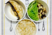 【健身餐】清蒸鸦片鱼+水煮芹菜+水煮草菇+糙米饭的做法