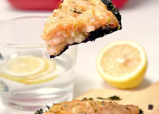 一口被炫到❗️虾滑紫菜饼