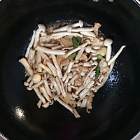 海鲜菇炒鸡肉适合儿童的做法图解3