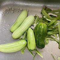 夏天餐桌上凉拌菜是少不了的、凉拌糖醋黄瓜的做法图解1