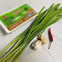 #我们约饭吧#韭菜炒鸭血的做法图解1