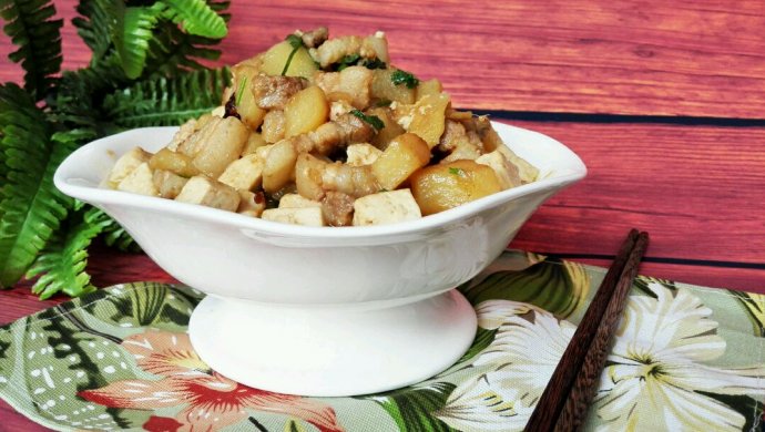 五花肉炖土豆