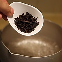 温润醇美，初秋的锅煮奶茶的做法图解1