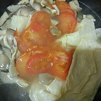 西红柿土豆平菇豆皮青菜汤的做法图解5