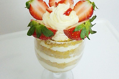 草莓木糠杯蛋糕