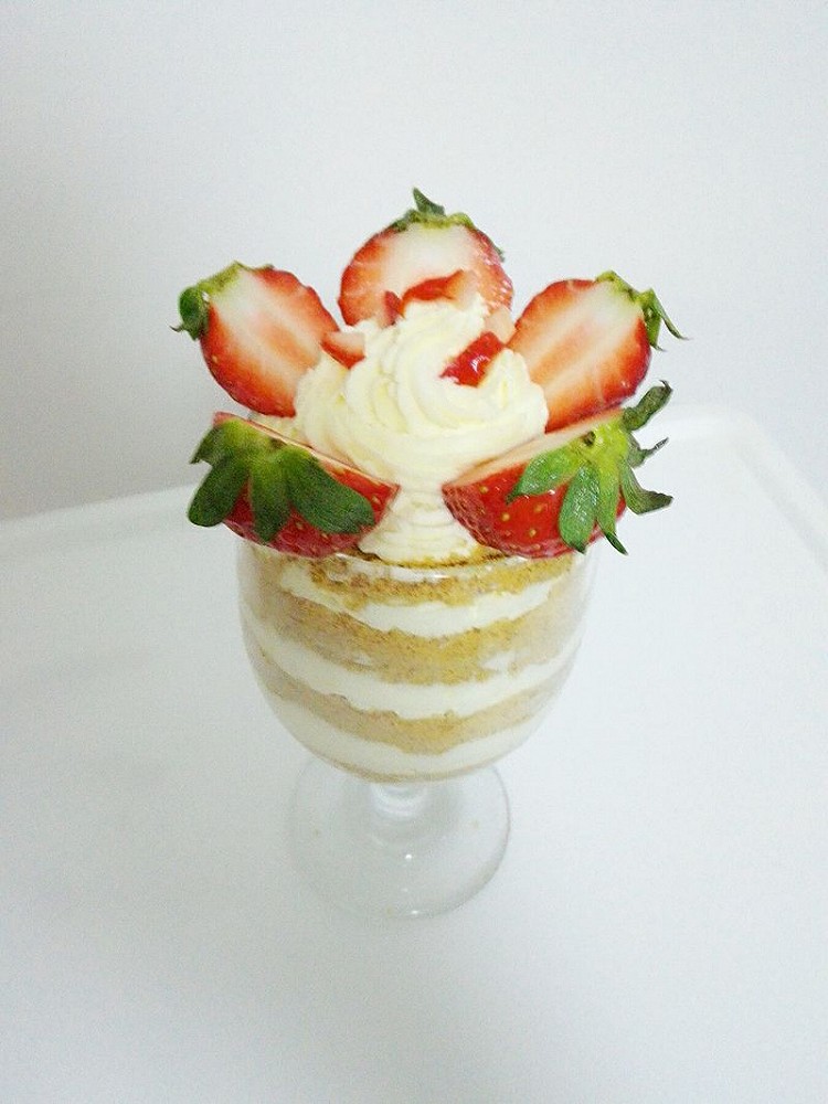 草莓木糠杯蛋糕的做法