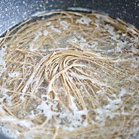 低脂鸡丝拌荞麦面的做法图解2