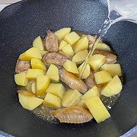 #橄享国民味 热烹更美味#土豆焖鸡翅的做法图解6