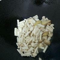 鲜美菌菇豆腐汤的做法图解2