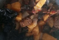 红烧牛肉配杂菜的做法