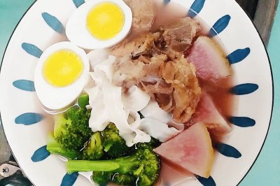 脊骨萝卜汤刀削面