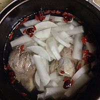 猪骨炖白萝卜红枣枸杞汤电压力锅的做法图解1